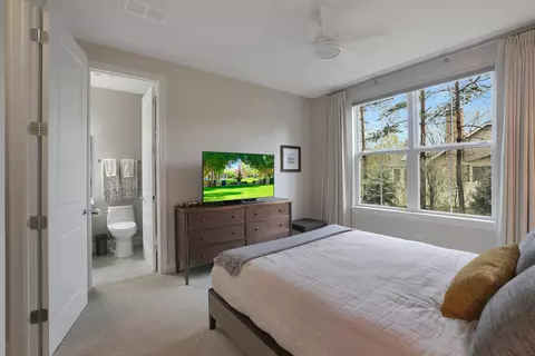 Bedroom - 11 Somerset Cir, Wheaton, IL 60189 photo 3 of 4