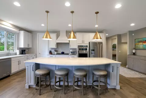 Kitchen - 11 Somerset Cir, Wheaton, IL 60189 photo 4 of 5
