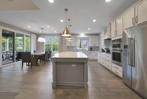 Kitchen - 11 Somerset Cir, Wheaton, IL 60189 photo 1 of 5