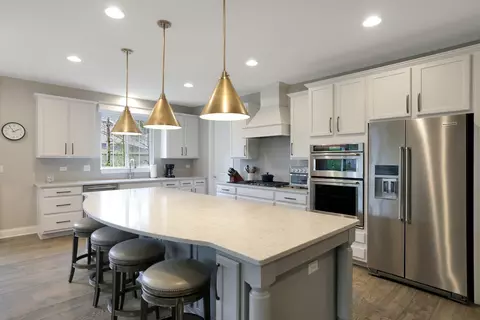 Kitchen - 11 Somerset Cir, Wheaton, IL 60189 photo 3 of 5