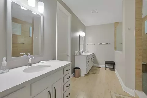 Bath - 11 Somerset Cir, Wheaton, IL 60189 photo 4 of 7