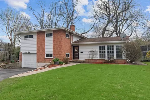 1657 Cranshire Ct, Deerfield, IL 60015