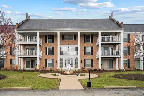 5501 Carriageway Dr #202A, Rolling Meadows, IL 60008