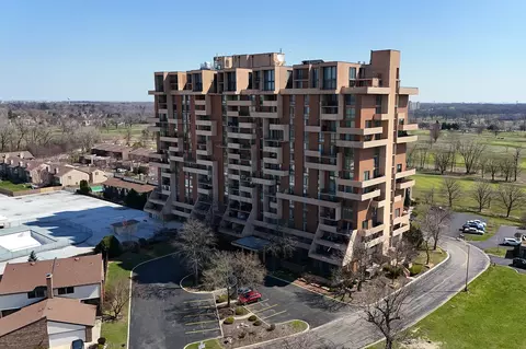 465 W Dominion Dr #902, Wood Dale, IL 60191