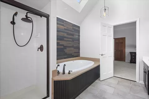 Bath - 1651 Eagle Brook Dr, Geneva, IL 60134 photo 3 of 5
