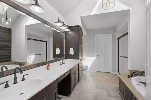 Bath - 1651 Eagle Brook Dr, Geneva, IL 60134 photo 2 of 5