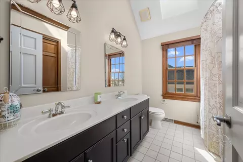 Bath - 1651 Eagle Brook Dr, Geneva, IL 60134 photo 4 of 5