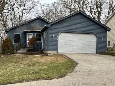 614 Lake Shore Blvd, Wauconda, IL 60084
