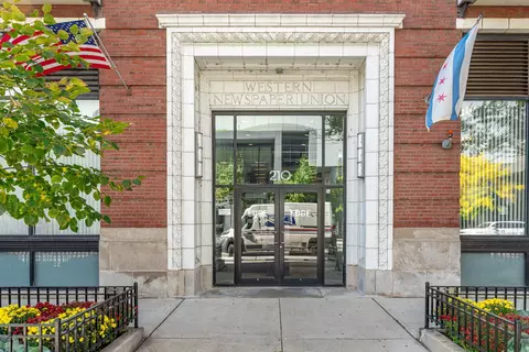 210 S Desplaines St #504, Chicago, IL 60661