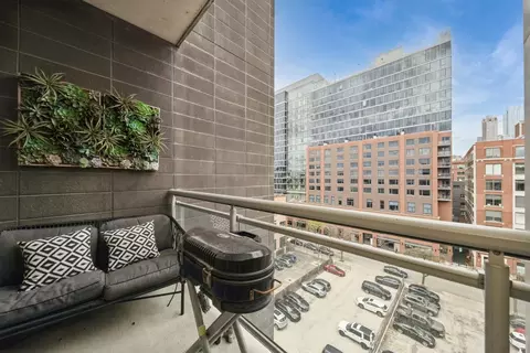 Exterior - 225 S Sangamon St #702, Chicago, IL 60607 photo 1 of 1