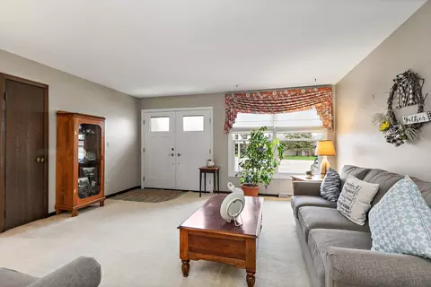 1994 Monday Dr, Elgin, IL 60123 photo 3