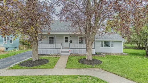 9 Lincoln Ave, East Dundee, IL 60118