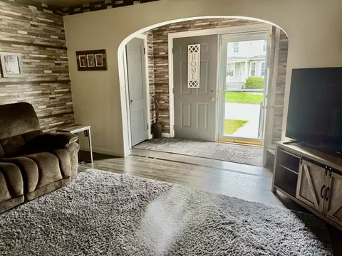 Entry Way - 914 8th St, Peru, IL 61354 photo 1 of 1