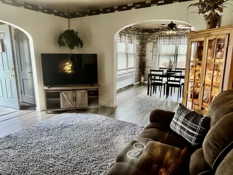 Living - 914 8th St, Peru, IL 61354 photo 1 of 3