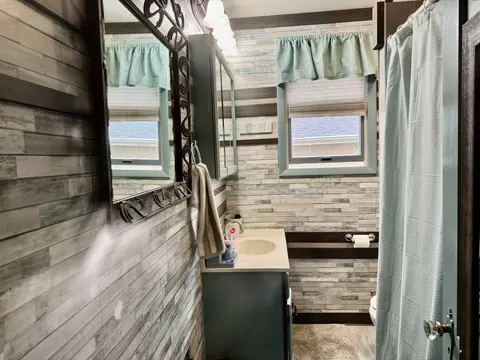 Bath - 914 8th St, Peru, IL 61354 photo 1 of 3