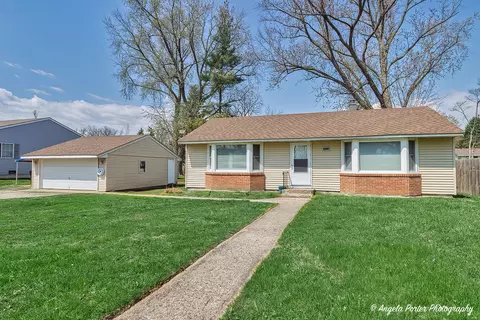 7422 Center Dr, Wonder Lake, IL 60097