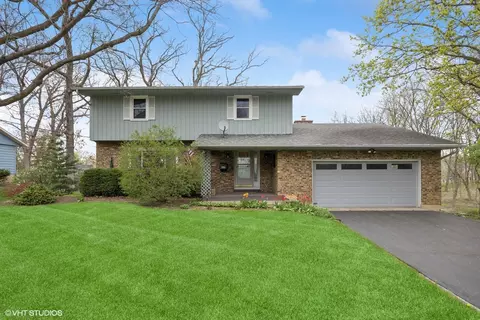 537 Lawndale Ave, Woodstock, IL 60098