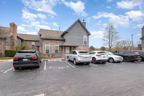 15 Foxcroft Rd #203, Naperville, IL 60565