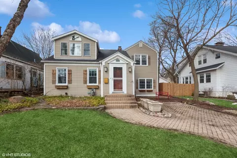 1031 Pine St, Saint Charles, IL 60174