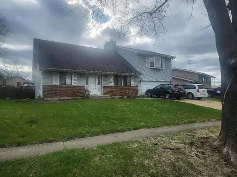 605 Kensington Dr, Mchenry, IL 60050
