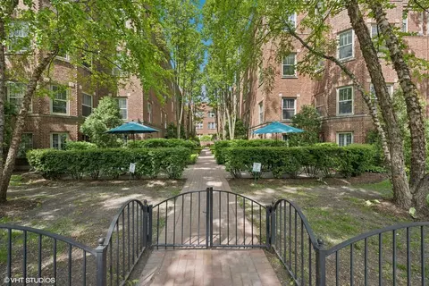225 N Oak Park Ave #1E, Oak Park, IL 60302