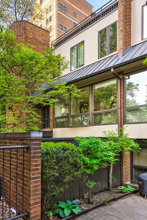 1343 N Sutton Pl, Chicago, IL 60610