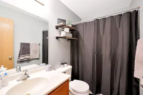 Bath - 4215 Sweitzer Rd, Algonquin, IL 60102 photo 1 of 2