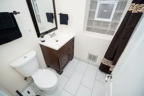 Bath - 154 W 74th St, Chicago, IL 60621 photo 2 of 5