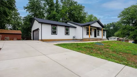 512 E Walnut St, Hudson, IL 61748 photo 57