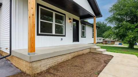 512 E Walnut St, Hudson, IL 61748 photo 2