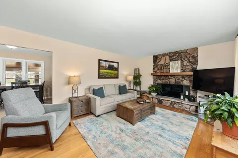 736 Willow Rd, Naperville, IL 60540 photo 4