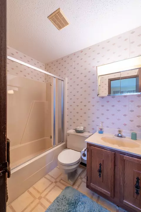 Bath - 348 Apple St, Dixon, IL 61021 photo 1 of 2