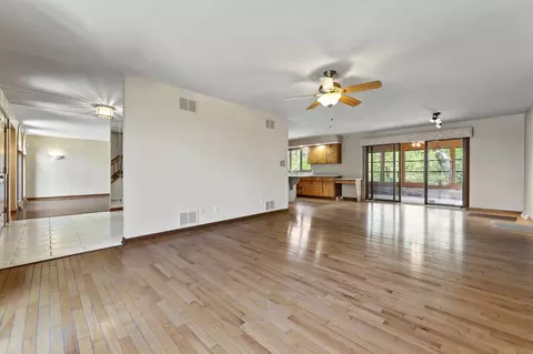 Living - 705 Briar Ln, Morris, IL 60450 photo 2 of 6