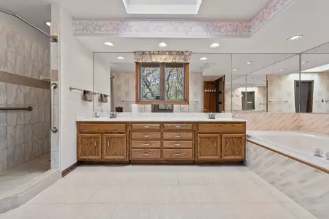 Bath - 705 Briar Ln, Morris, IL 60450 photo 2 of 3