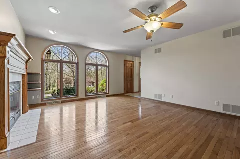 Living - 705 Briar Ln, Morris, IL 60450 photo 3 of 6