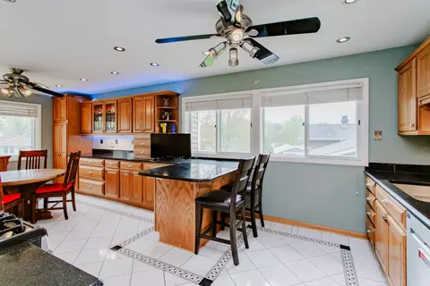 1685 Kent Rd, Hoffman Estates, IL 60169 photo 9