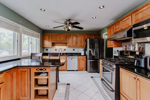 1685 Kent Rd, Hoffman Estates, IL 60169 photo 10