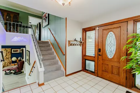1685 Kent Rd, Hoffman Estates, IL 60169 photo 4