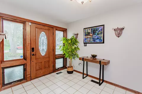 1685 Kent Rd, Hoffman Estates, IL 60169 photo 3