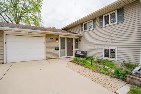 1685 Kent Rd, Hoffman Estates, IL 60169 photo 2