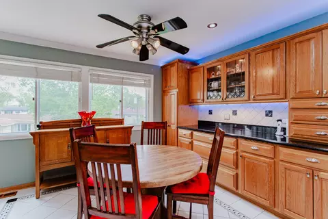 1685 Kent Rd, Hoffman Estates, IL 60169 photo 8