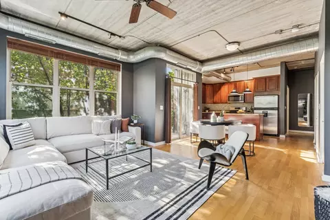 Living - 1228 W Monroe St #301, Chicago, IL 60607 photo 2 of 5