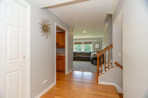 1485 Devonshire Ln, Hoffman Estates, IL 60169 photo 2
