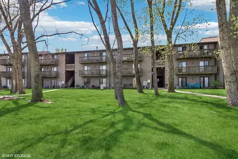 Exterior - 2360 South St #E, Elgin, IL 60123 photo 3 of 5