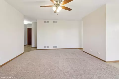 Living - 2360 South St #E, Elgin, IL 60123 photo 4 of 5