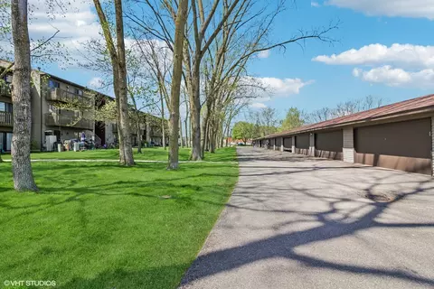 Exterior - 2360 South St #E, Elgin, IL 60123 photo 5 of 5