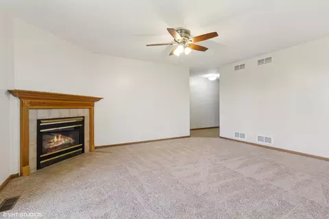 Living - 2360 South St #E, Elgin, IL 60123 photo 3 of 5