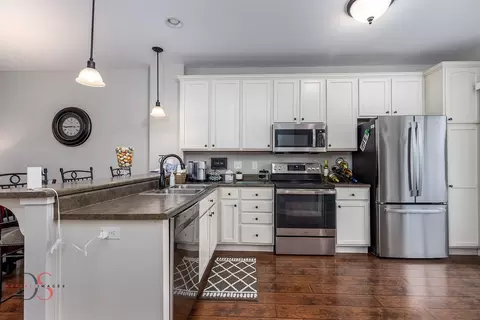 Kitchen - 41 Waterside Way #E, Ottawa, IL 61350 photo 3 of 3