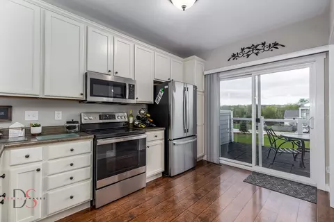 Kitchen - 41 Waterside Way #E, Ottawa, IL 61350 photo 2 of 3