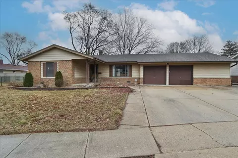581 Dogwood Trl, Elk Grove Village, IL 60007